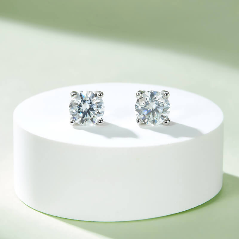 Classic 4Claws Round Cut Moissanite Stud Earring